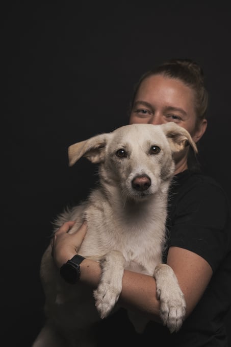 Patricia Maier mit ihrer Hündin Rala - begleitet Patricia seit ihrem Start auch als Bürohund bei QAware